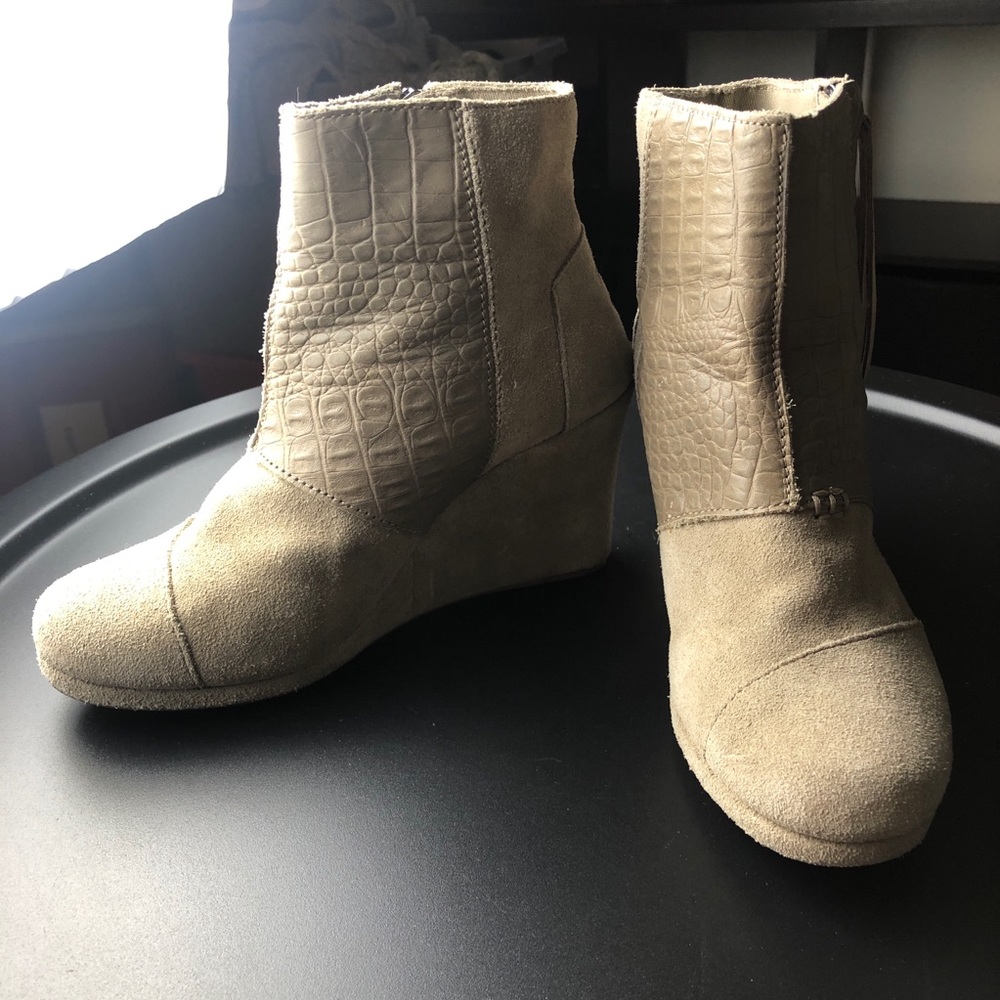 TOMS Wedge Suede Gray Fall Ankle Booties size 8